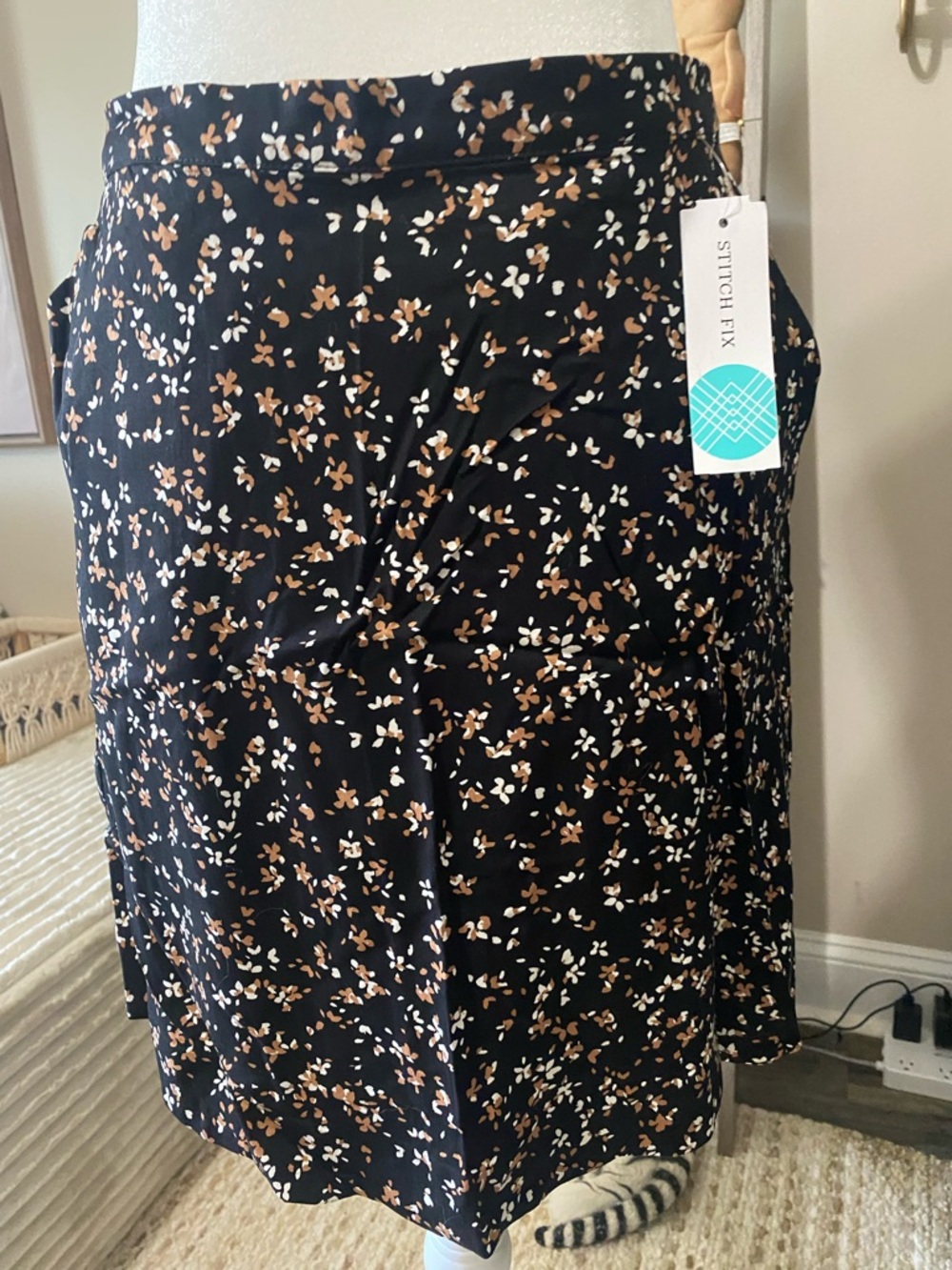 Market‎ & Spruce Black Mini Skirt with Tan and White Floral Print Medium